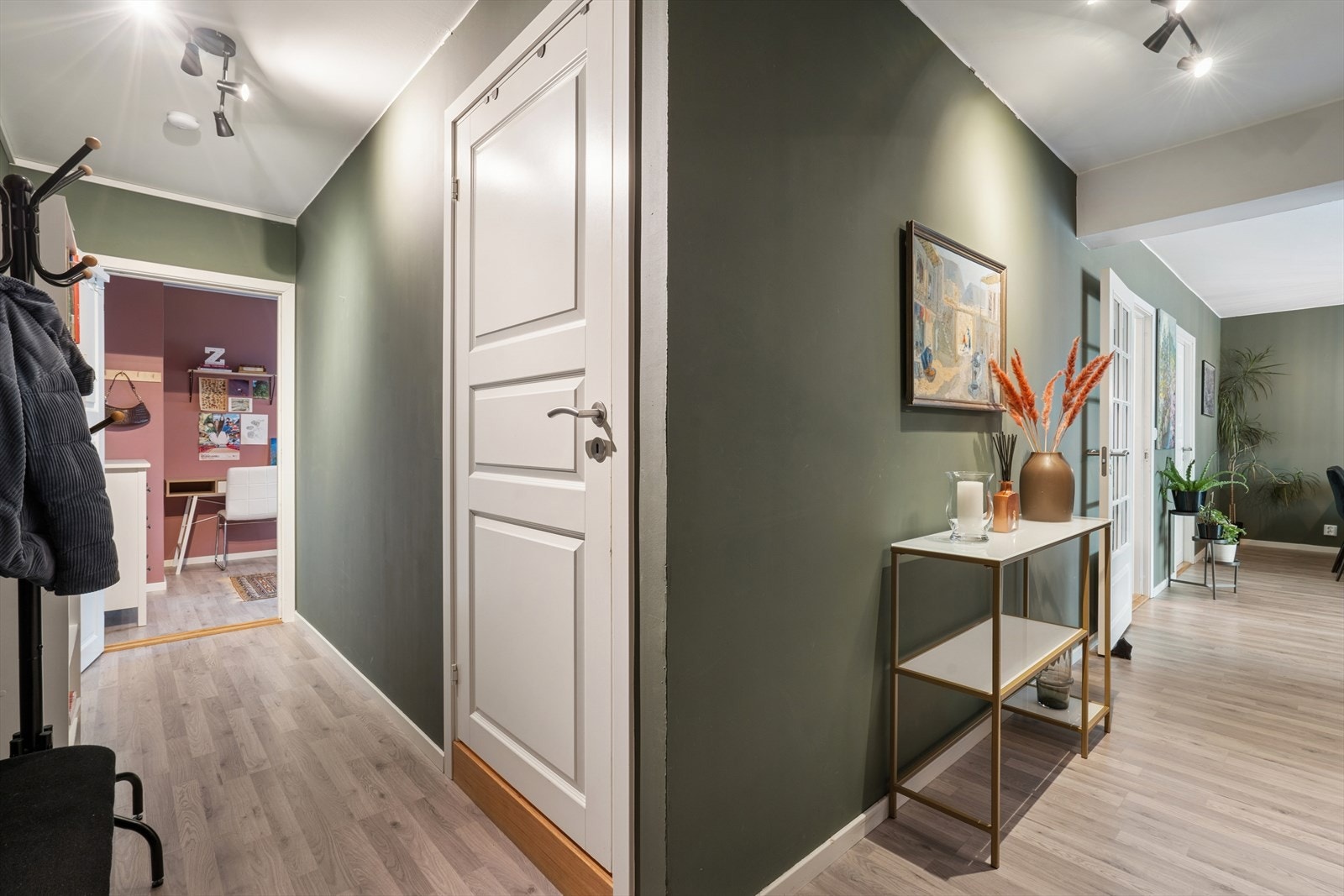 Fra gangen er det enkel tilgang til leilighetens øvrige rom, med profilert dør inn til det ene soverommet. Galleribilde