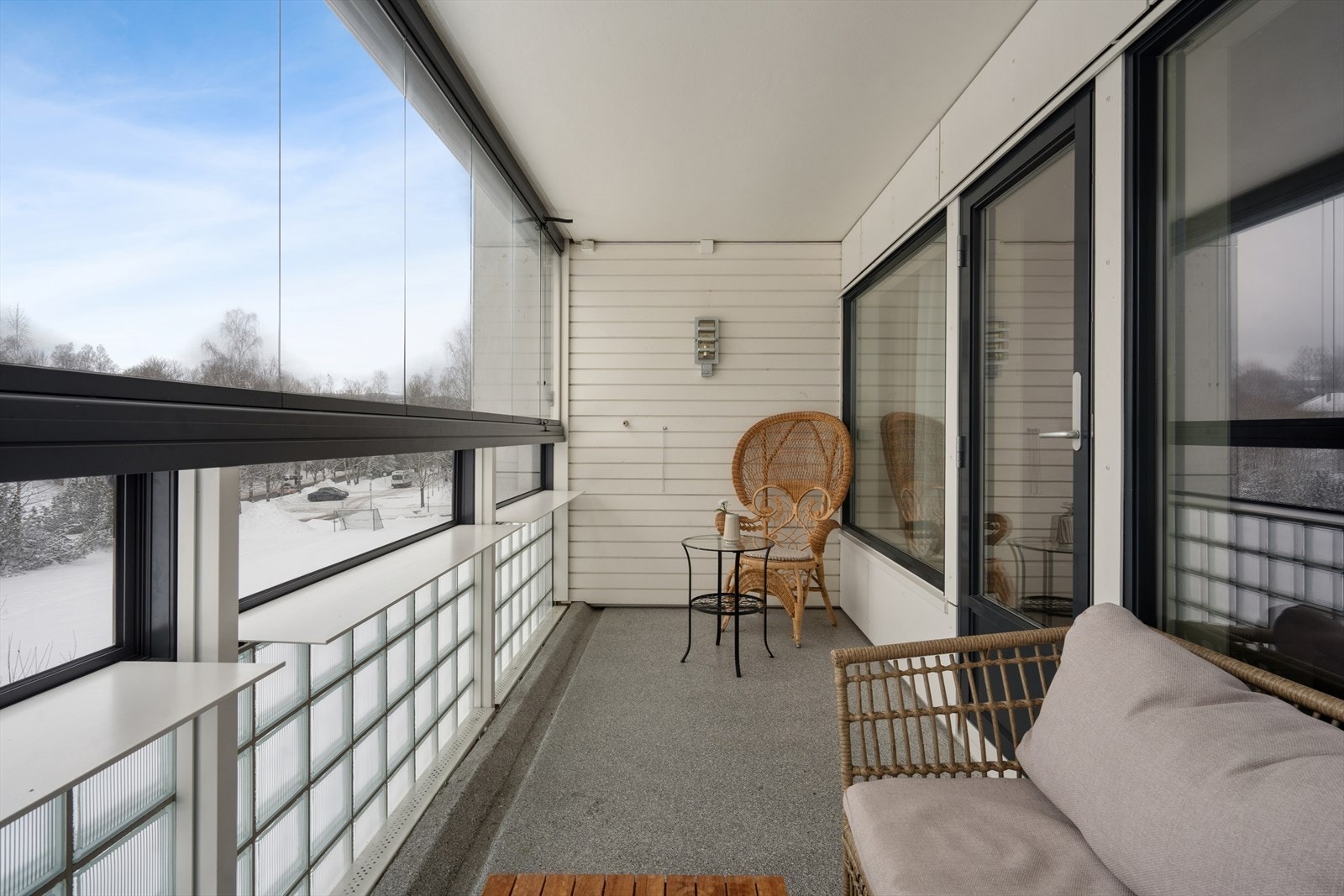 Balkongen er lett å møblere og gir god plass til en sittegruppe. Galleribilde