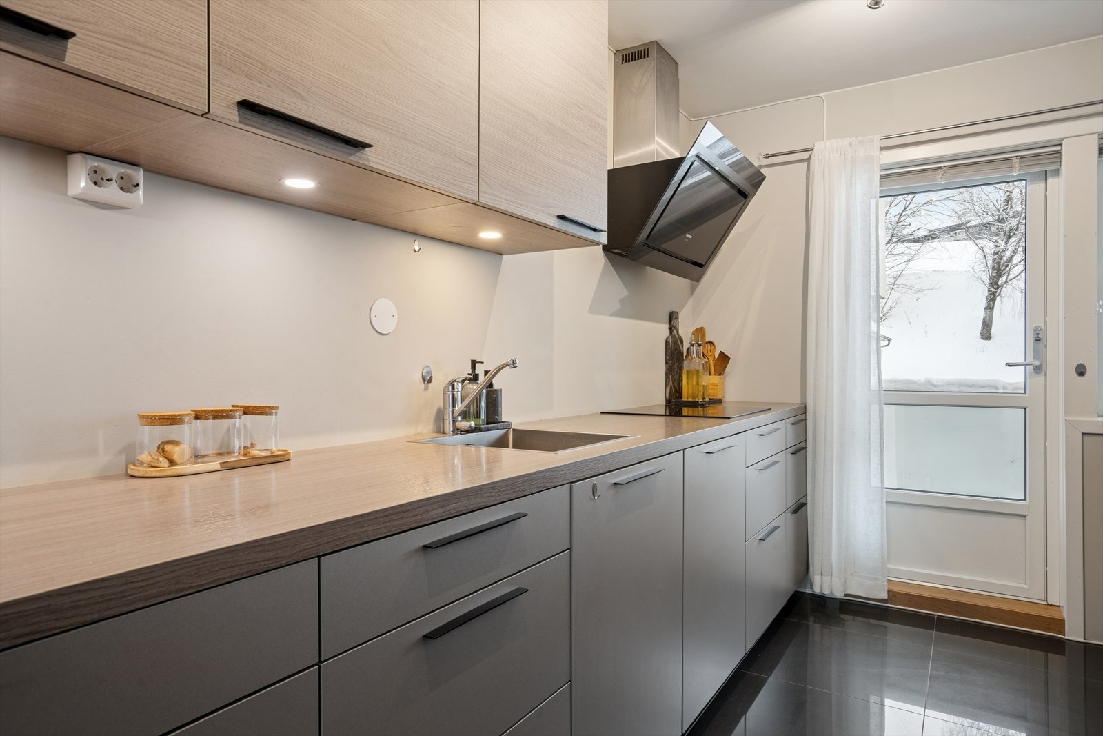 Laminatbenkeplaten gir en solid arbeidsflate, med nedfelt oppvaskkum i rustfritt stål. Galleribilde