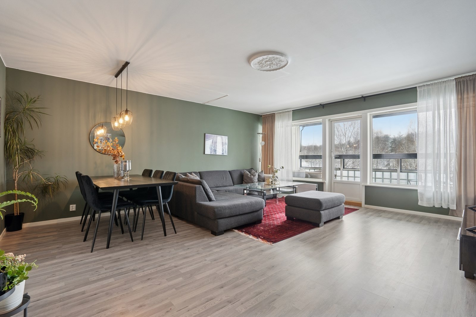 Leiligheten har en romslig stue med store glassflater som slipper inn rikelig med dagslys og bidrar til en behagelig romfølelse. Galleribilde