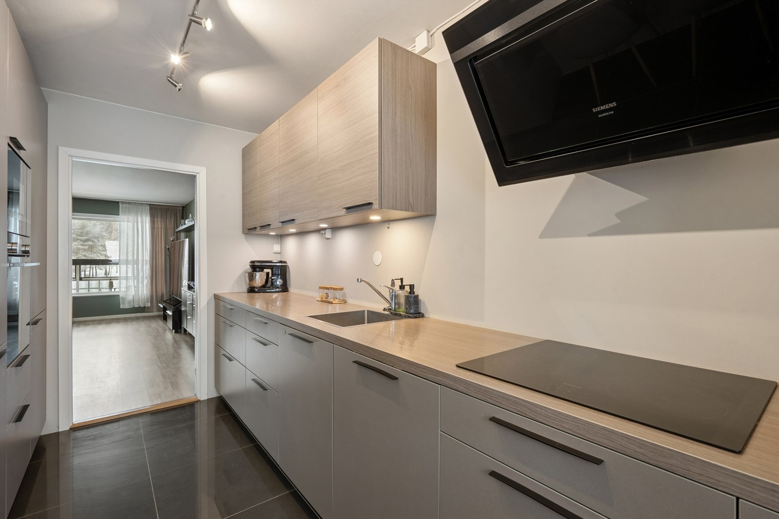 Under overskapene er det integrert belysning, og den veggmonterte ventilatoren har kullfilter. Galleribilde