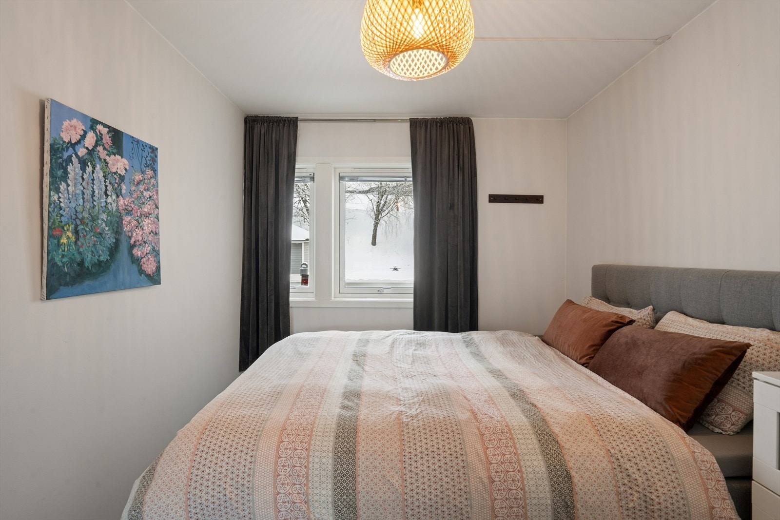 Rommet har malte veggflater og en takhøyde på ca. 2,40 meter. Galleribilde