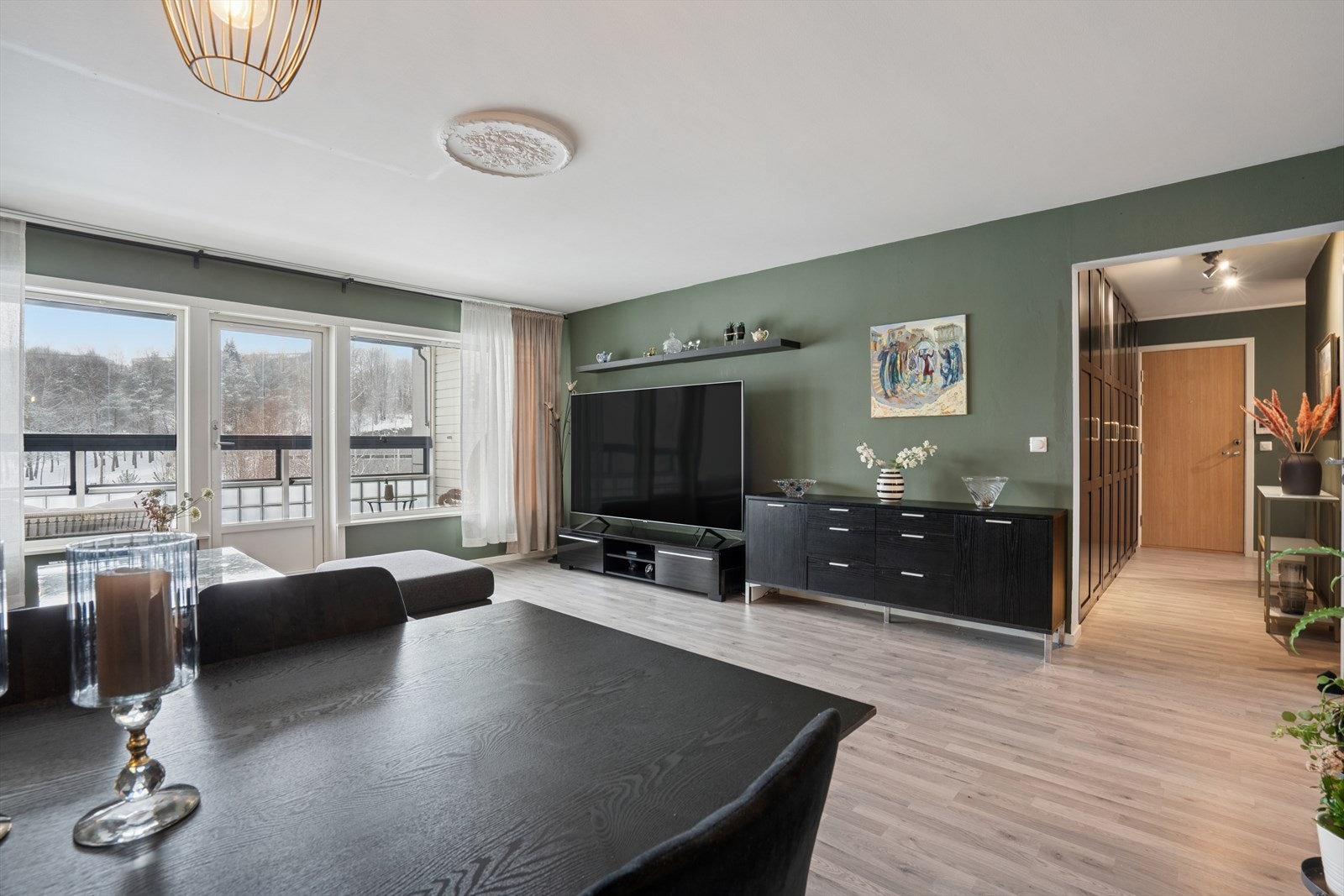 Stuen er malt i lune- og behagelige veggtoner. Galleribilde