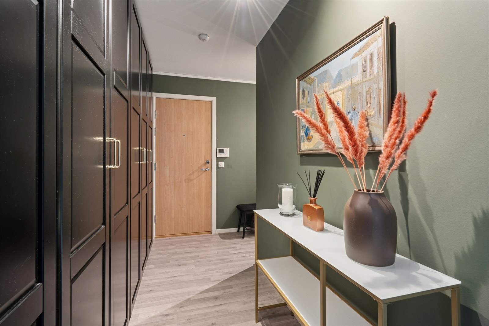 Inngangsdøren er brann- og lydklassifisert (B-30/35 dB) for økt trygghet og komfort. Galleribilde