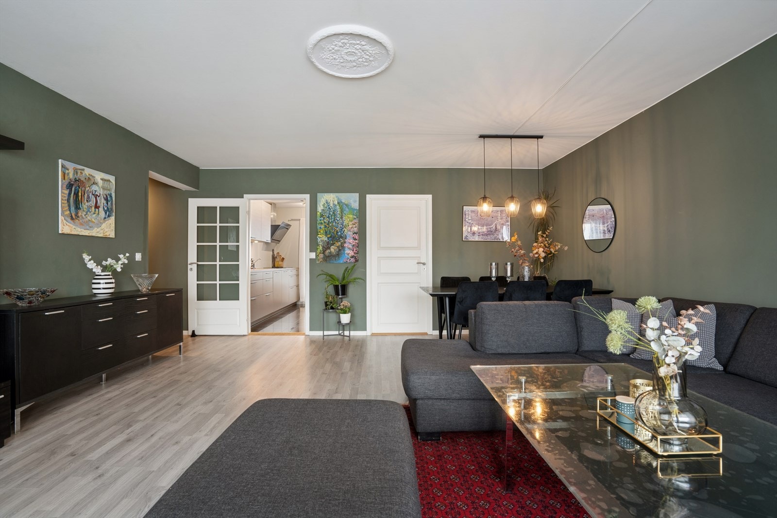 Stuens gode utforming og de tidløse fargevalgene på vegger legger et godt grunnlag for å innrede rommet etter eget ønske. Galleribilde