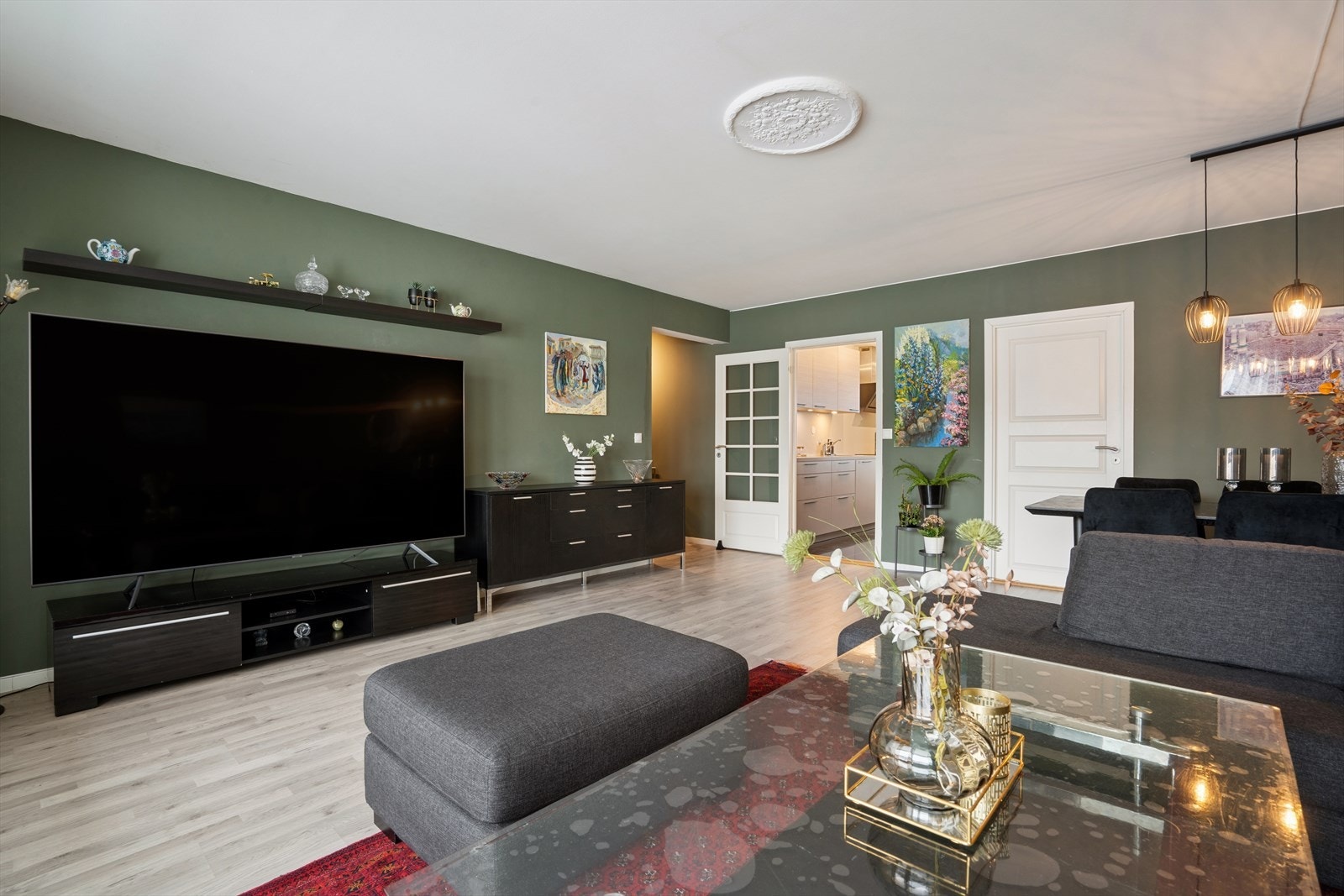 Stuen har god plass til både en stor sofagruppe og mediamøblement. Galleribilde