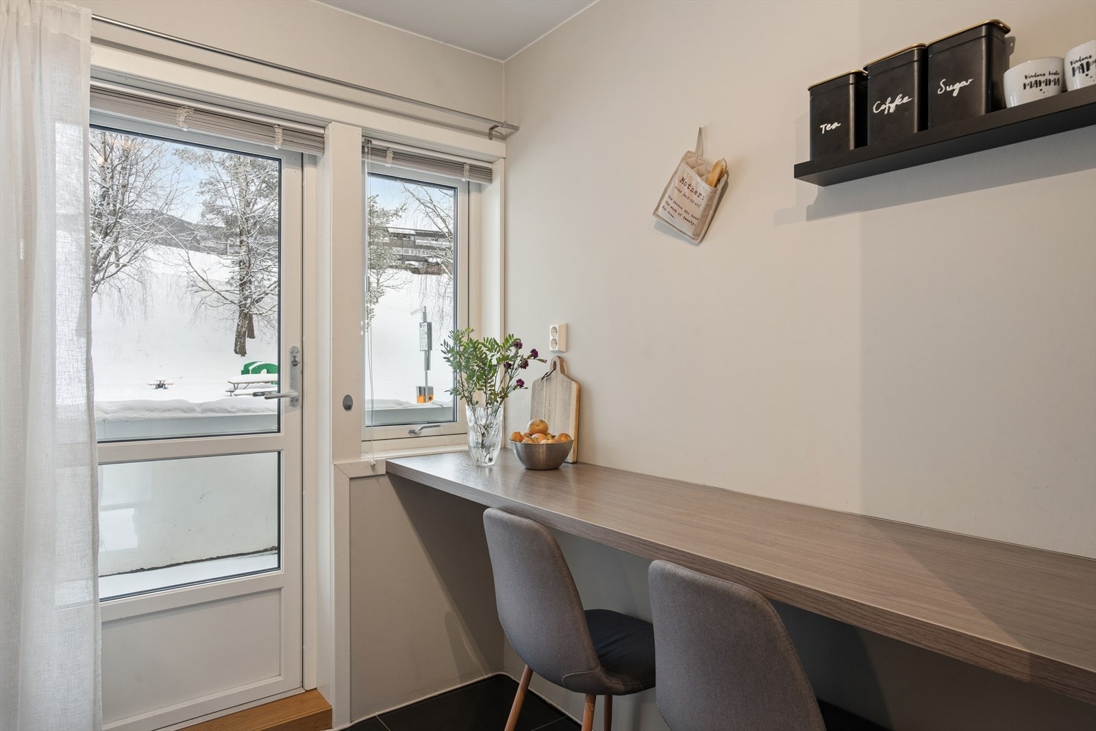 Den smarte barløsningen gir en hyggelig spiseplass, med direkte utgang til balkongen. Galleribilde