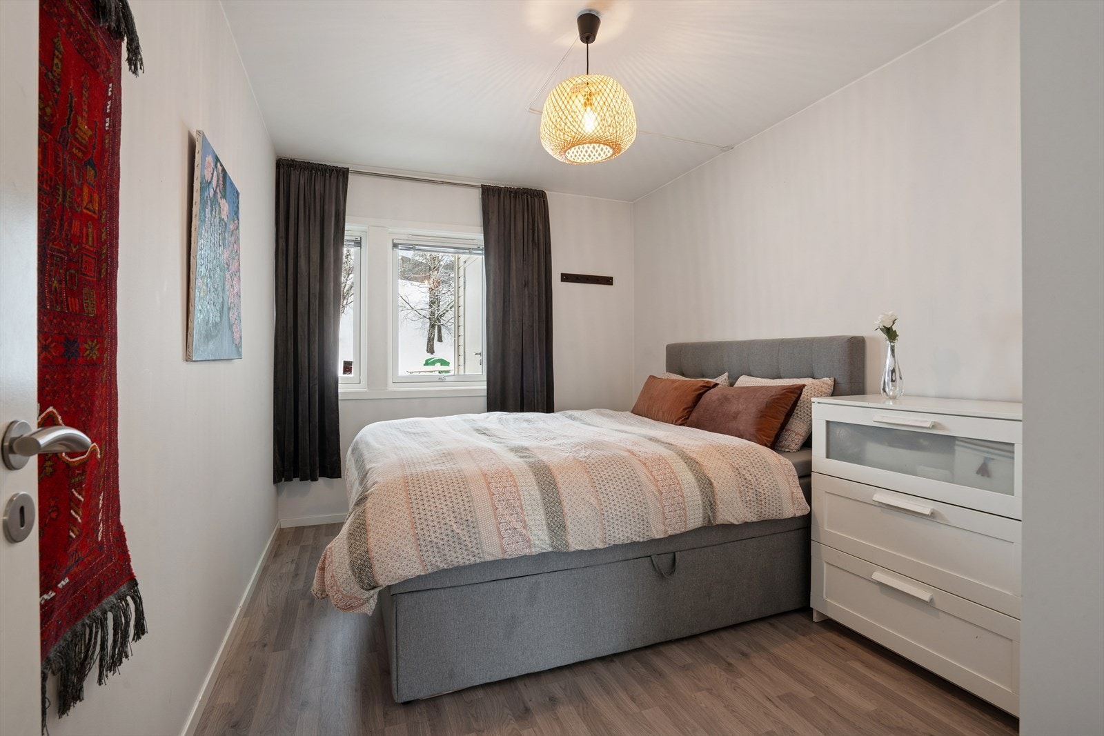 Hovedsoverommet har god plass til dobbeltseng og garderobeløsning. Galleribilde