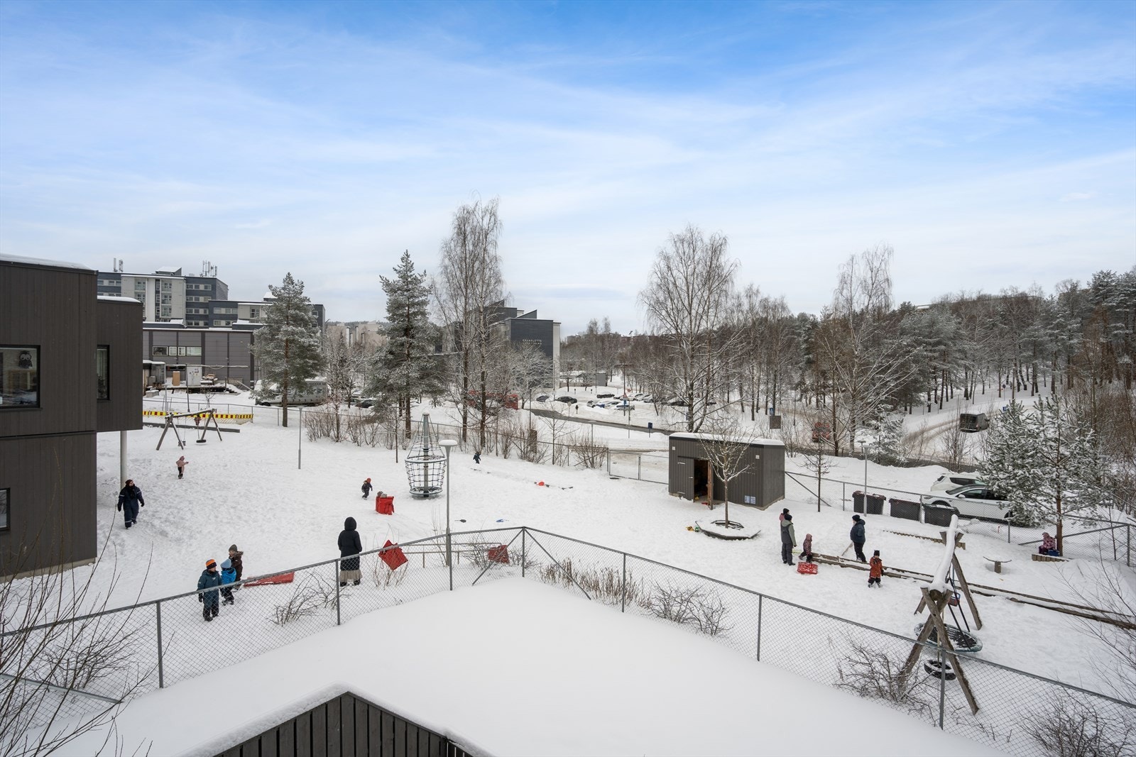 Fellesområdene er pent opparbeidet med lekeplasser, plenarealer og asfalterte gangveier. Galleribilde