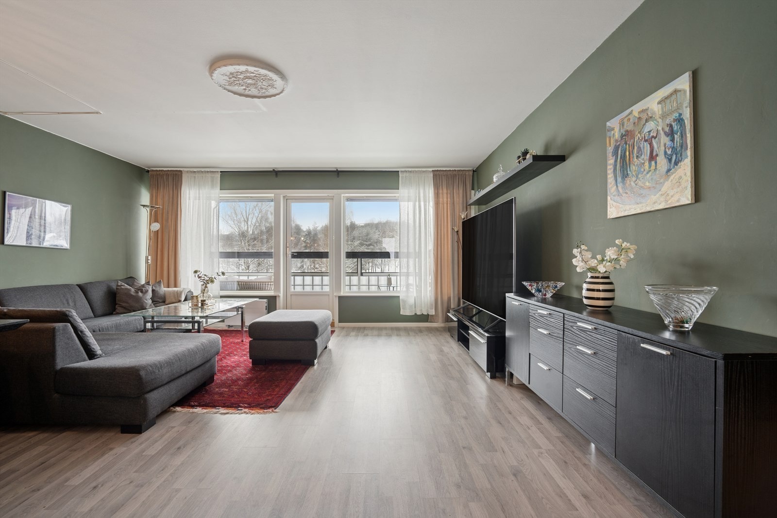 Fra stuen er det utgang til en innglasset balkong. Galleribilde