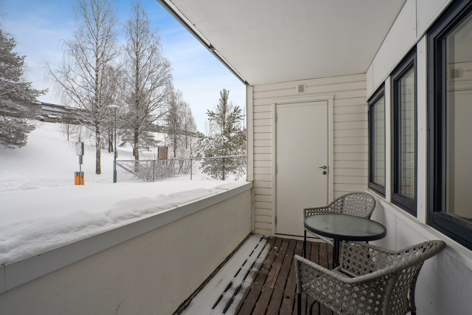 Fra kjøkkenet er det utgang til en balkong på ca. 6 m² med adkomst til en utvendig bod. Galleribilde