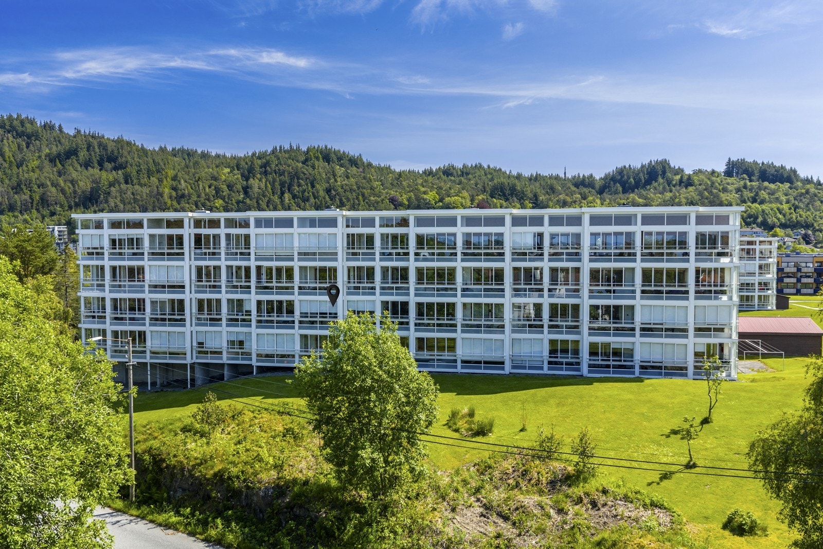 I Haakonsvegen 65B bor du i grønne omgivelser - Rolig og tilbaketrukket, samtidig som det er rask og enkel adkomst til alle fasilitetene i sentrum. Galleribilde