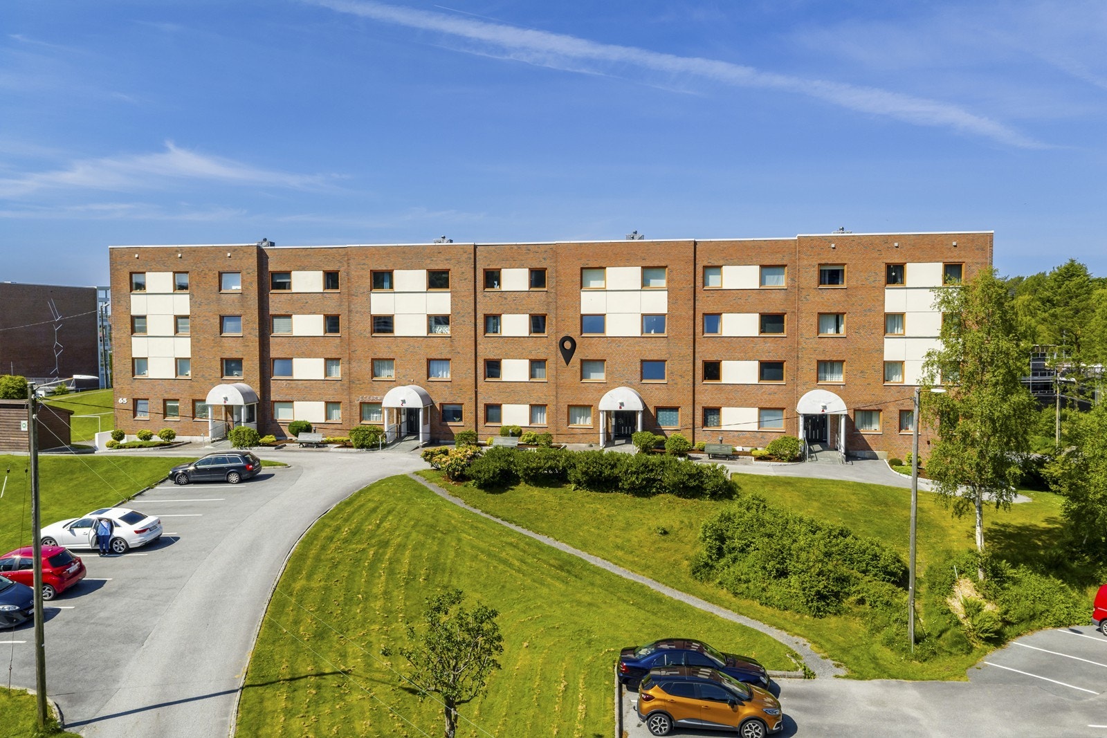 Blokkene er omkranset av store, frodige plenarealer. Galleribilde