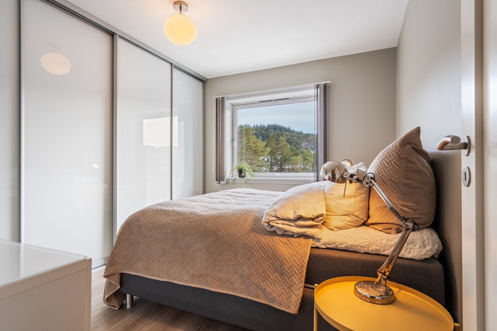 Boligen har til sammen to soverom - Begge av god størrelse. Hovedsoverommet har stor skyvedørsgarderobe og god plass til dobbeltseng. Galleribilde