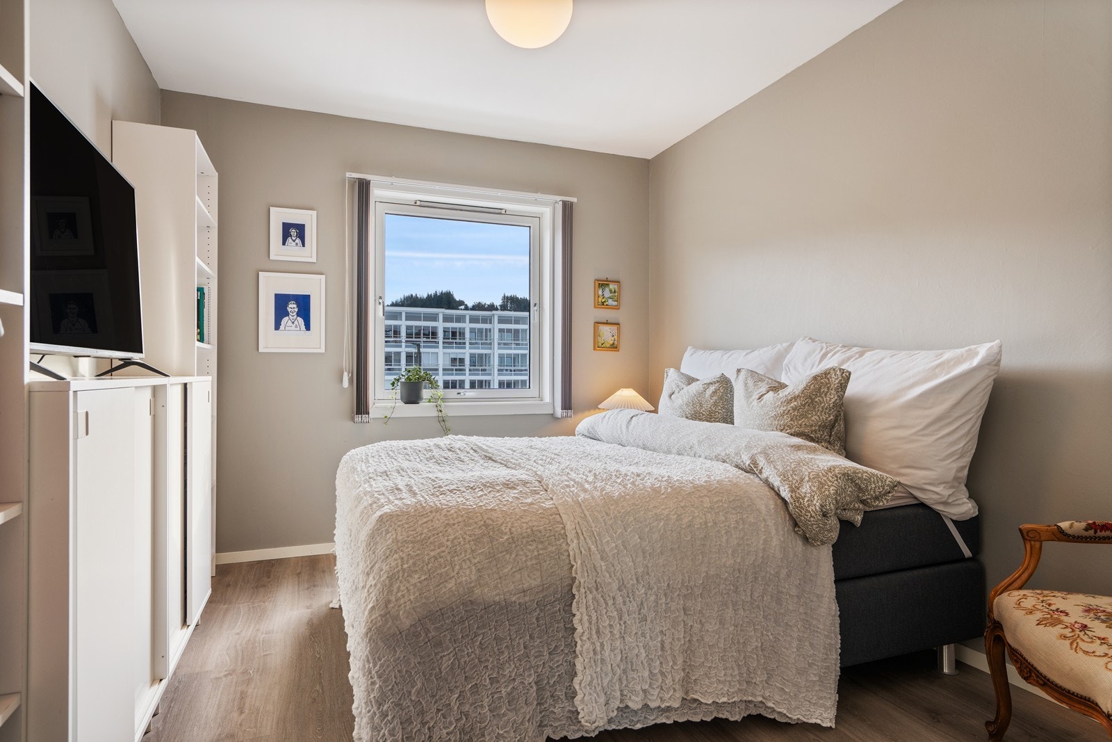 Soverom nr. 2 egner seg fint som barnerom, kontor eller gjesterom. Galleribilde