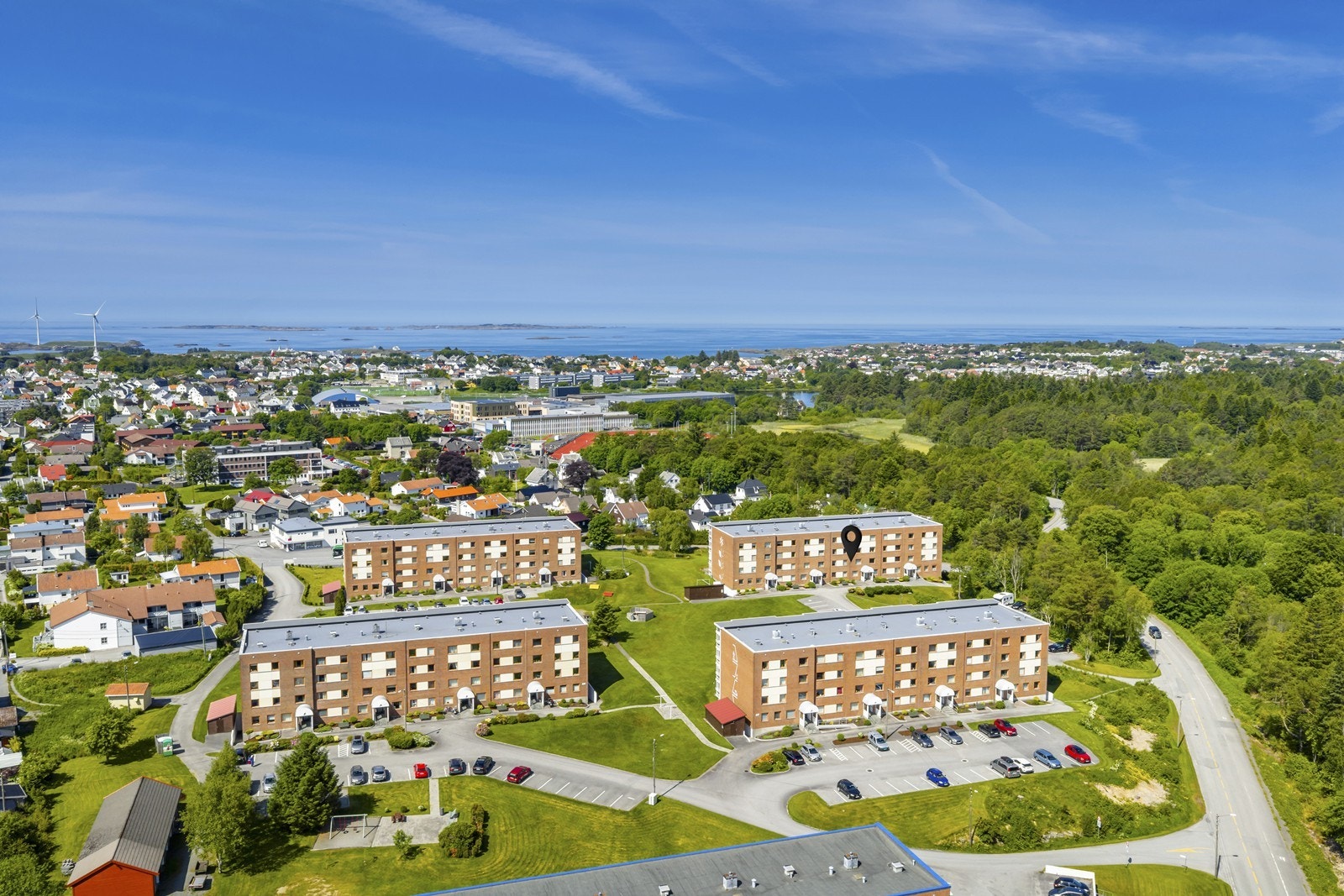 Borettslaget har felles parkeringsplass. I tillegg er det felles lademulighet ved Ramsdalen Borettslag II, hvor det er montert 10 ladere for elbiler. Galleribilde