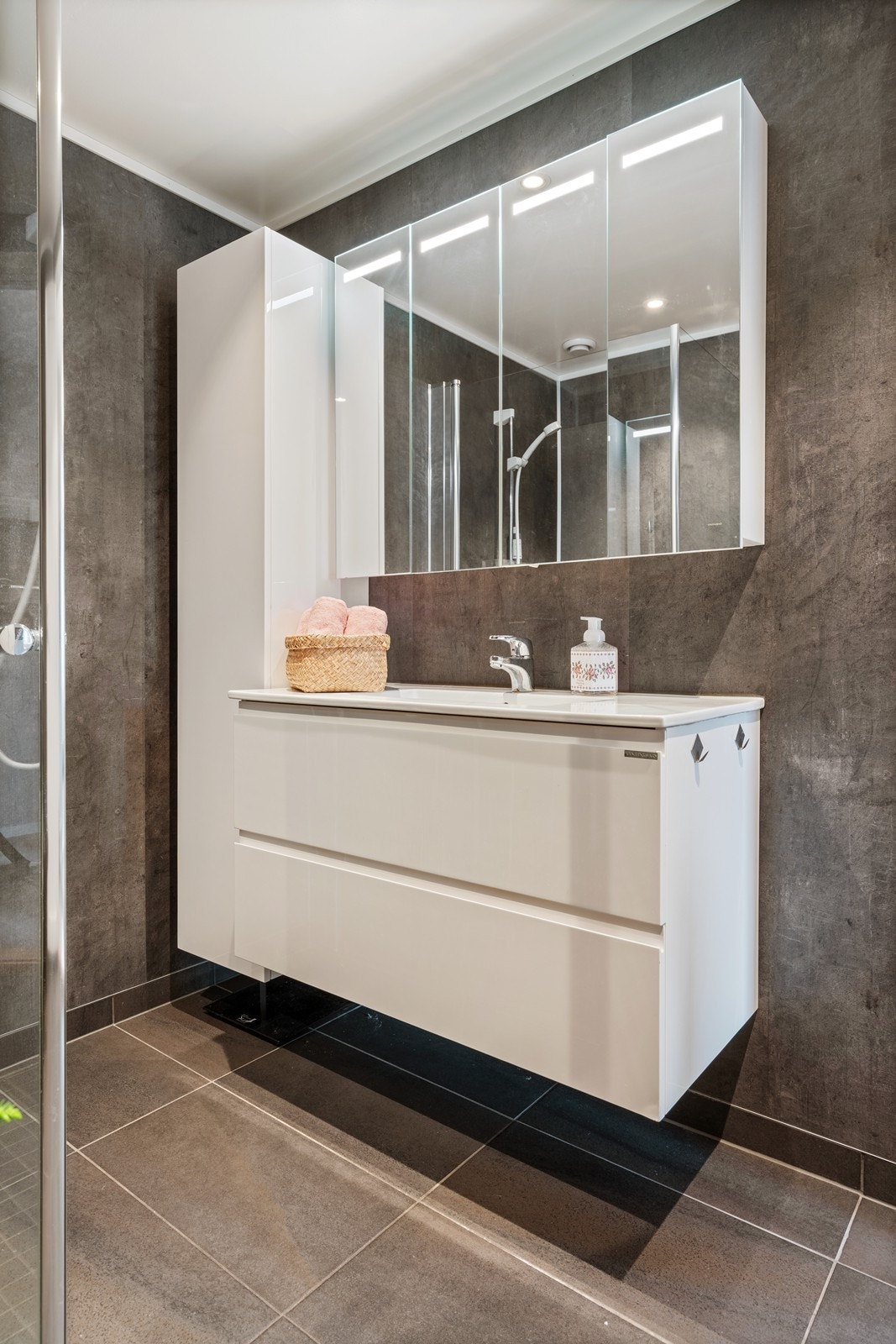 Rommet har baderomsplater på vegger, flislagt gulv med varmekabel og malt tak. Leiligheten har også et separat, praktisk vaskerom! Galleribilde