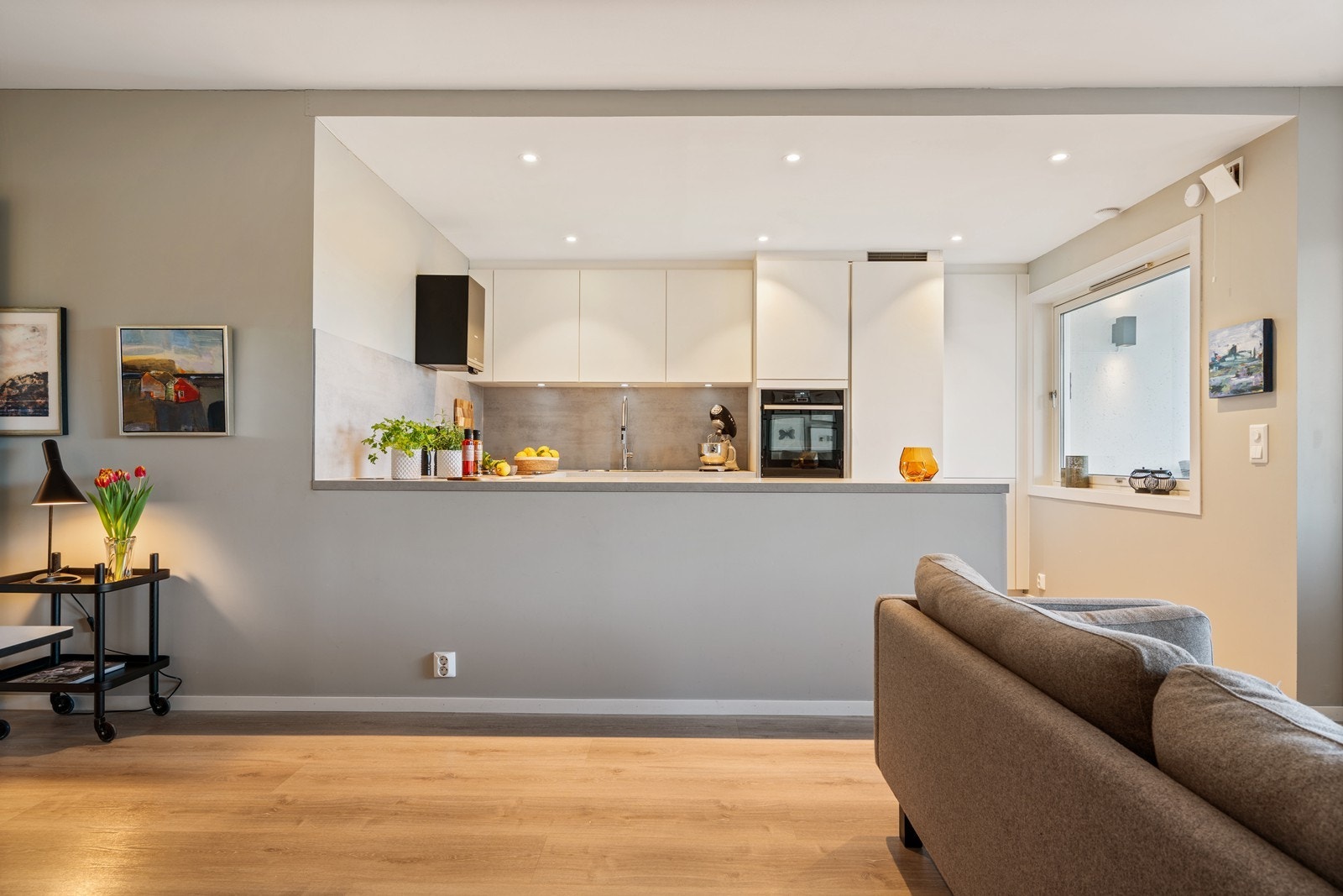 Den åpne løsningen skaper en luftig og sosial arena. Galleribilde