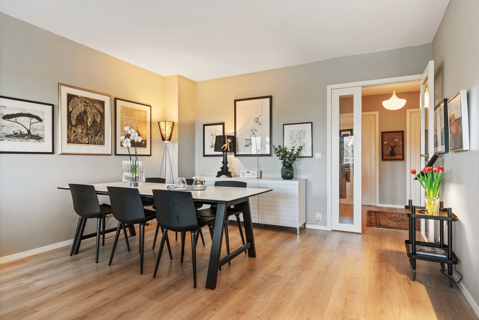 God plass til sofa, spisegruppe og annet møblement. Galleribilde