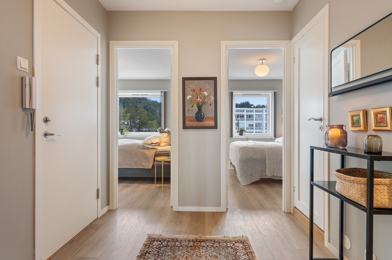 Entré mot soverom. Galleribilde