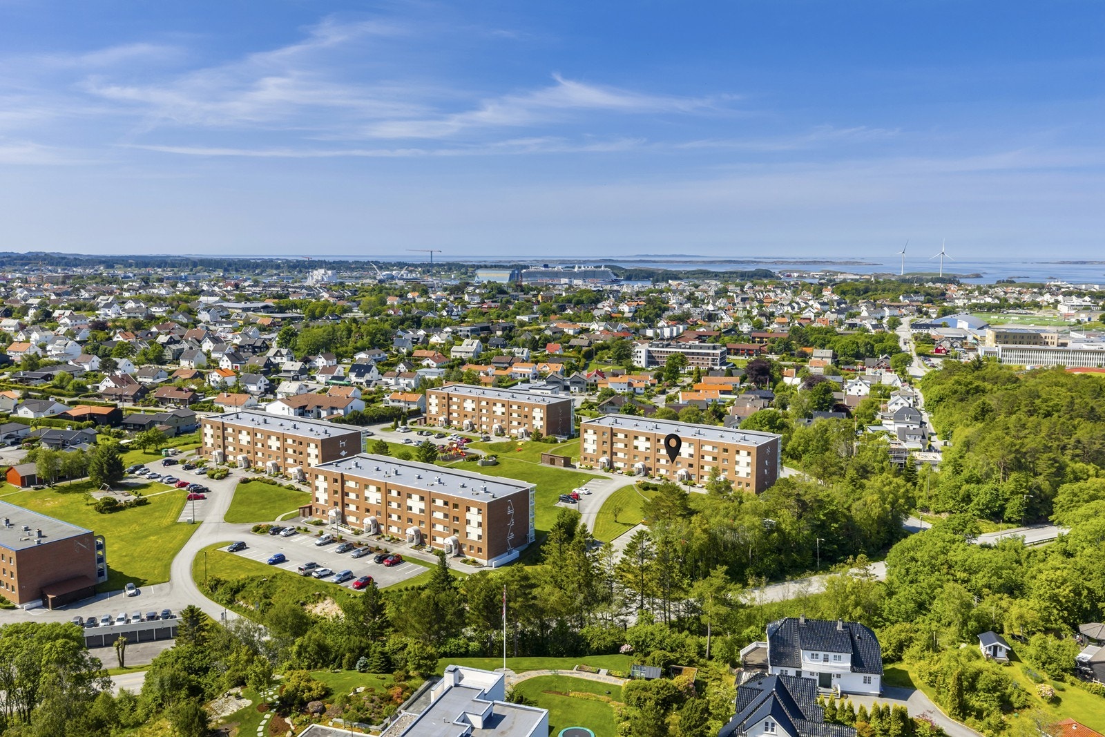Leiligheten har en fin, intern beliggenhet i byggets andre etasje. Området er perfekt for kortere eller lenger spaser- og joggeturer. På varme sommerdager er det herlig å kjøle seg ned med en dukkert, enten i Eivindsvannet eller Skeisvannet. Galleribilde