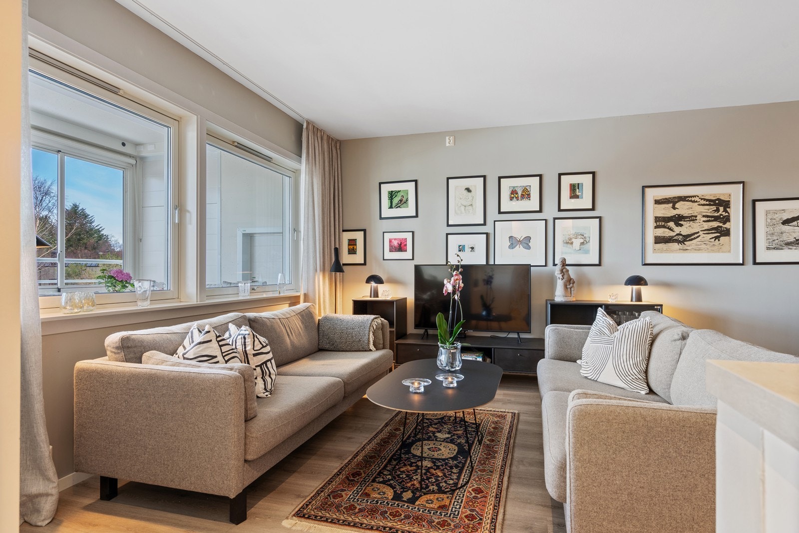 Rause vindusflater mot vest gir godt med naturlig lys. Galleribilde