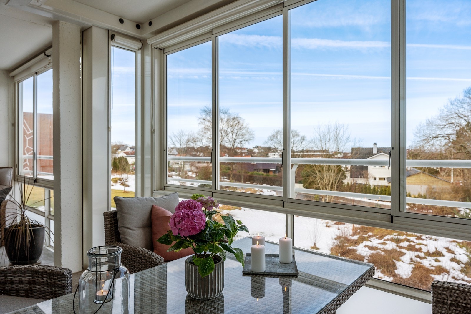 Leiligheten ligger i andre etasje og har fasiliteter som blant annet en vestvendt, innglasset balkong på 18 m2! Galleribilde