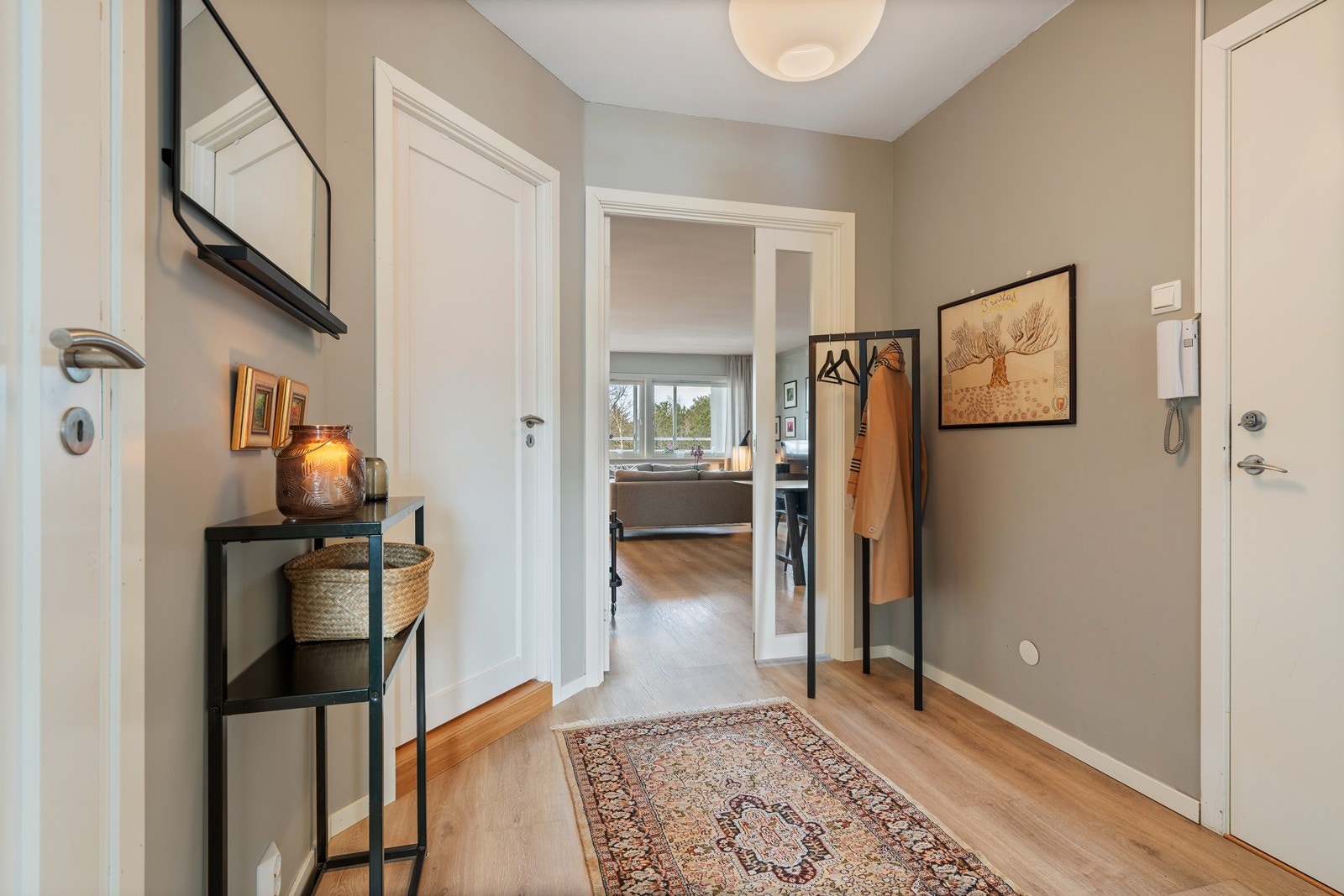 Entréen gir et fint førsteinntrykk. Her er god plass til yttertøy og sko. Galleribilde