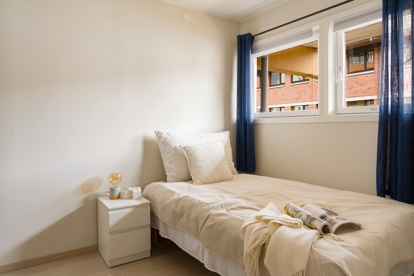 Soverom nummer to passer fint som barnerom, gjesterom eller hjemmekontor etter behov. Det er også her plass til seng med tilhørende møblement Galleribilde