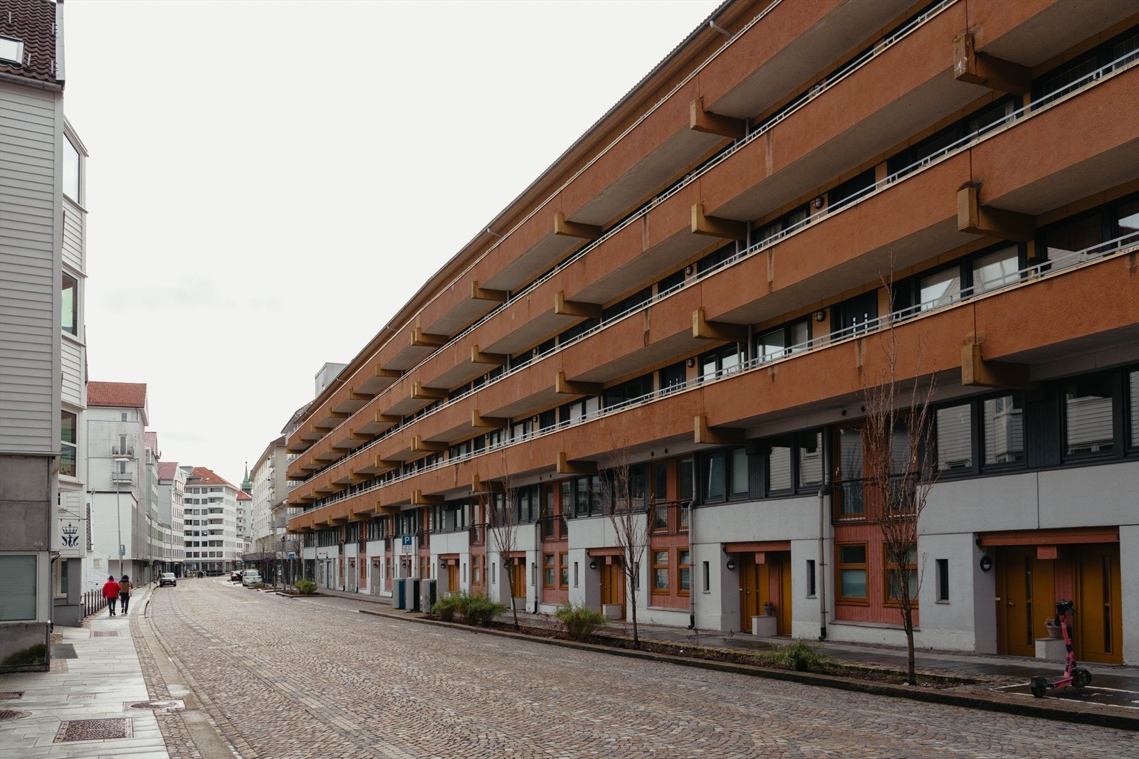 Meget sentral beliggenhet med umiddelbar nærhet til busstopp og dagligvarebutikker Galleribilde