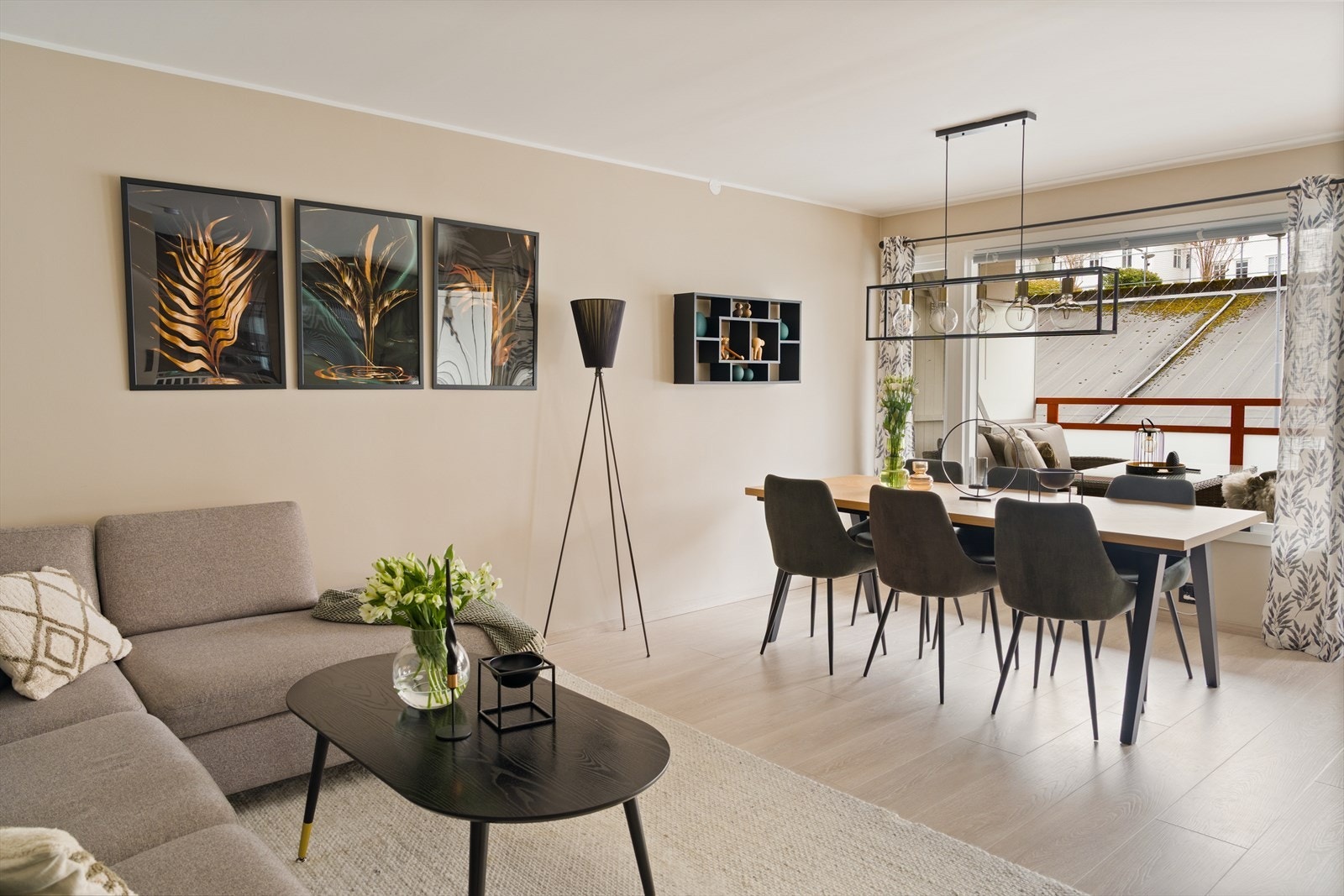 Her er det god plass til både sitte- og spisegruppe Galleribilde