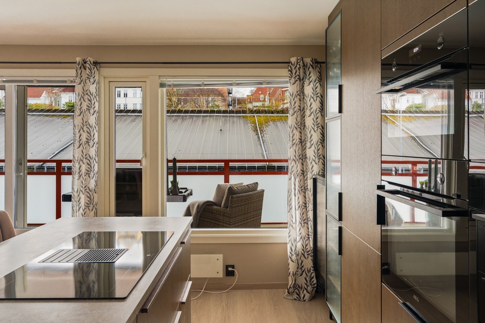 Kjøkkenet har innredning fra Sigdal med glatte fronter og laminat benkeplate Galleribilde