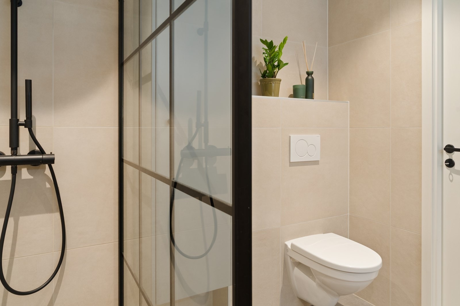 Badet har varmekabler i gulv Galleribilde