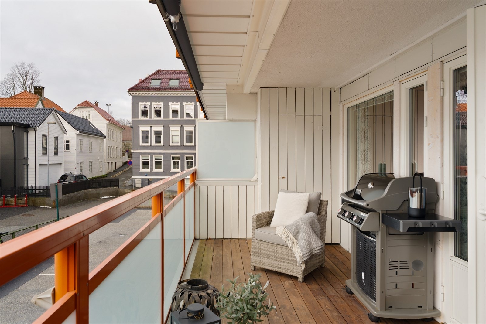 Balkongen er vestvendt og har gode solforhold. Her er det plass til utemøbler, grill og hyggelig beplantning. Galleribilde