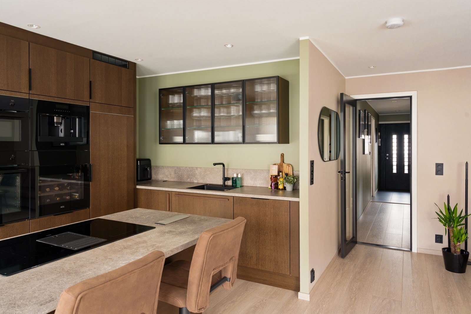 Kjøkkenet ble montert i 2022. Av integrerte hvitevarer finner man kjøleskap, fryseskap, oppvaskmaskin, platetopp, vinskap, kaffemaskin, mikrobølgeovn og stekeovn. Galleribilde