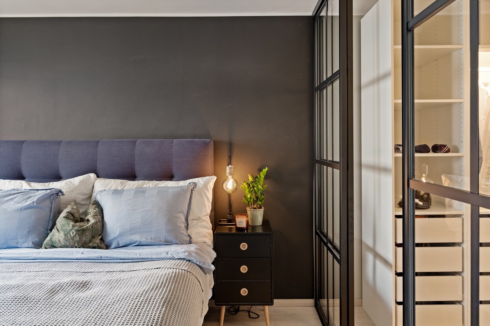 Fra soverommet er det adkomst til walk-in-closet - perfekt for oppbevaring Galleribilde