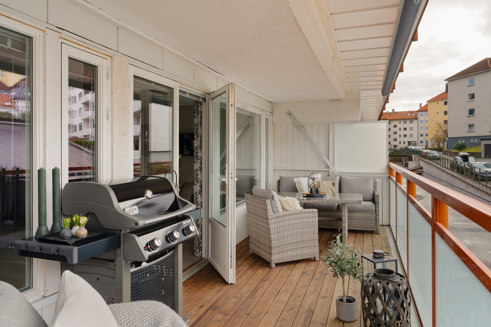 Leiligheten ligger i byggets 3. etasje og inneholder entré/gang, stue/kjøkken, bad, to soverom, walk-in-closet og balkong Galleribilde