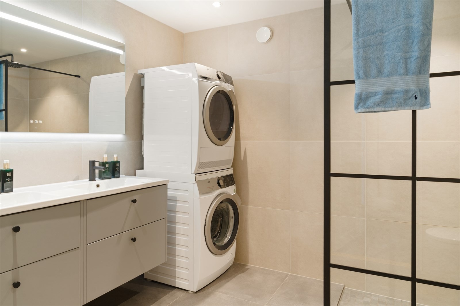 Badet ble pusset opp i 2022 og inneholder baderomsinnredning med to servanter, vegghengt toalett, dusj og opplegg for vaskemaskin Galleribilde