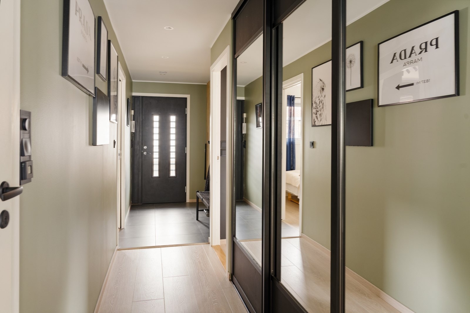 I gangen er det god plass til å henge av seg yttertøy og sette fra seg sko i garderobeskap Galleribilde