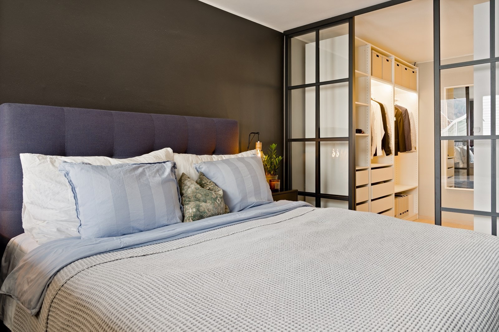 Hovedsoverommet er romslig og kan enkelt innredes med dobbeltseng og tilhørende møblement som nattbord og kommode Galleribilde