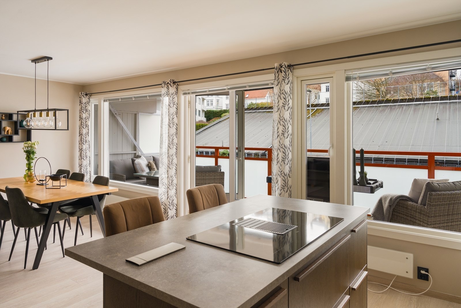 Rommet har godt med naturlig lysinnslipp fra store vindusflater Galleribilde