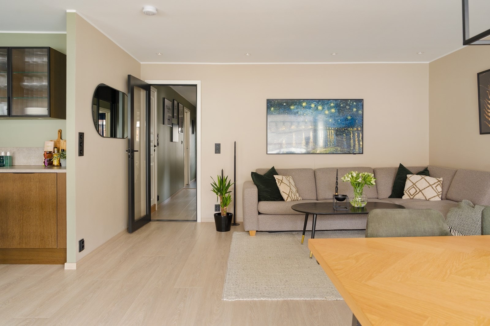 I 2022 ble leiligheten renovert. Her kan nevnes rør-i-rør, oppgradering av elektrisk anlegg, nytt bad, nytt kjøkken og nye gulv og overflater i samtlige rom. Galleribilde