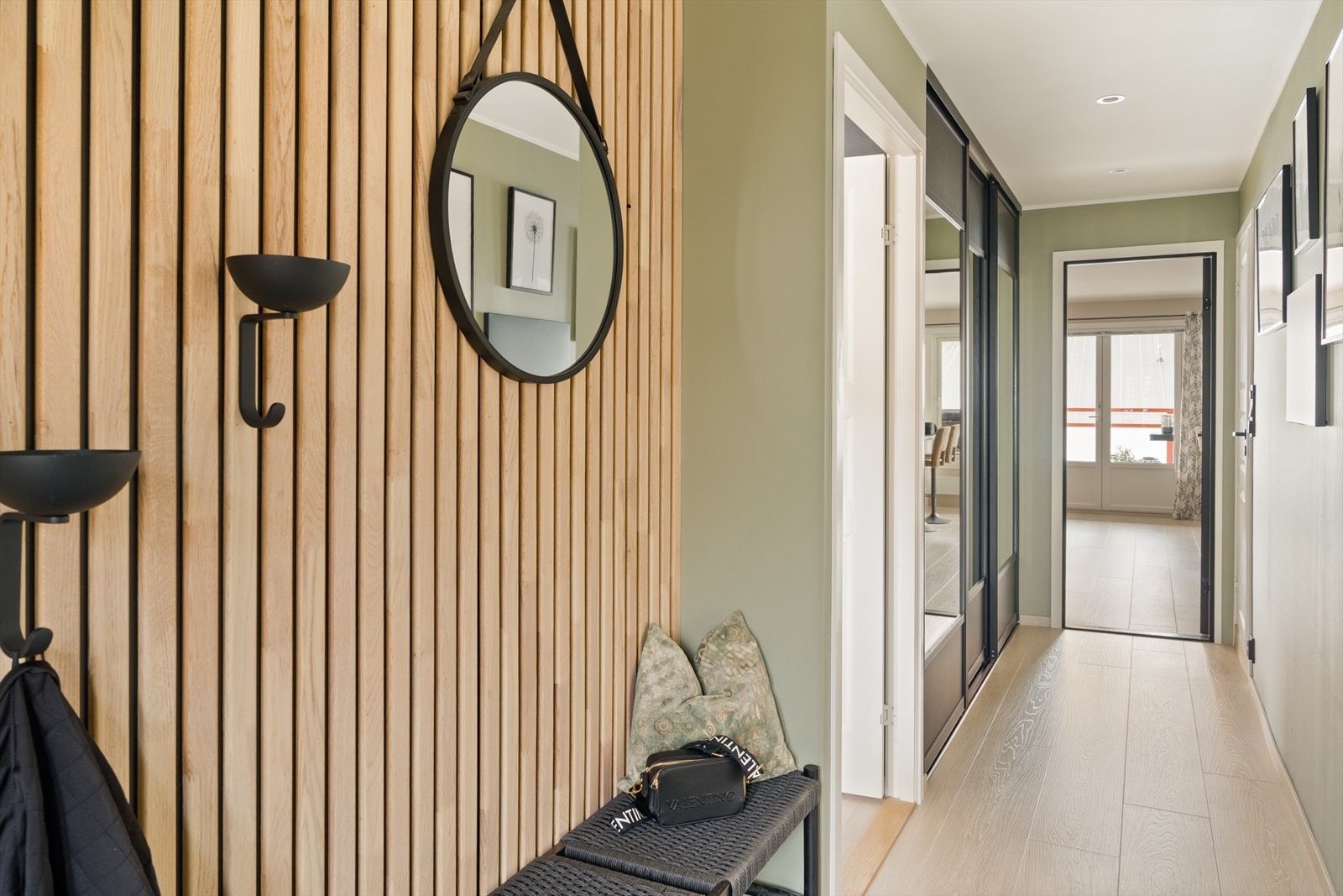 For ytterligere oppbevaring har leiligheten tre eksterne boder - en på loftet, og to i kjeller Galleribilde