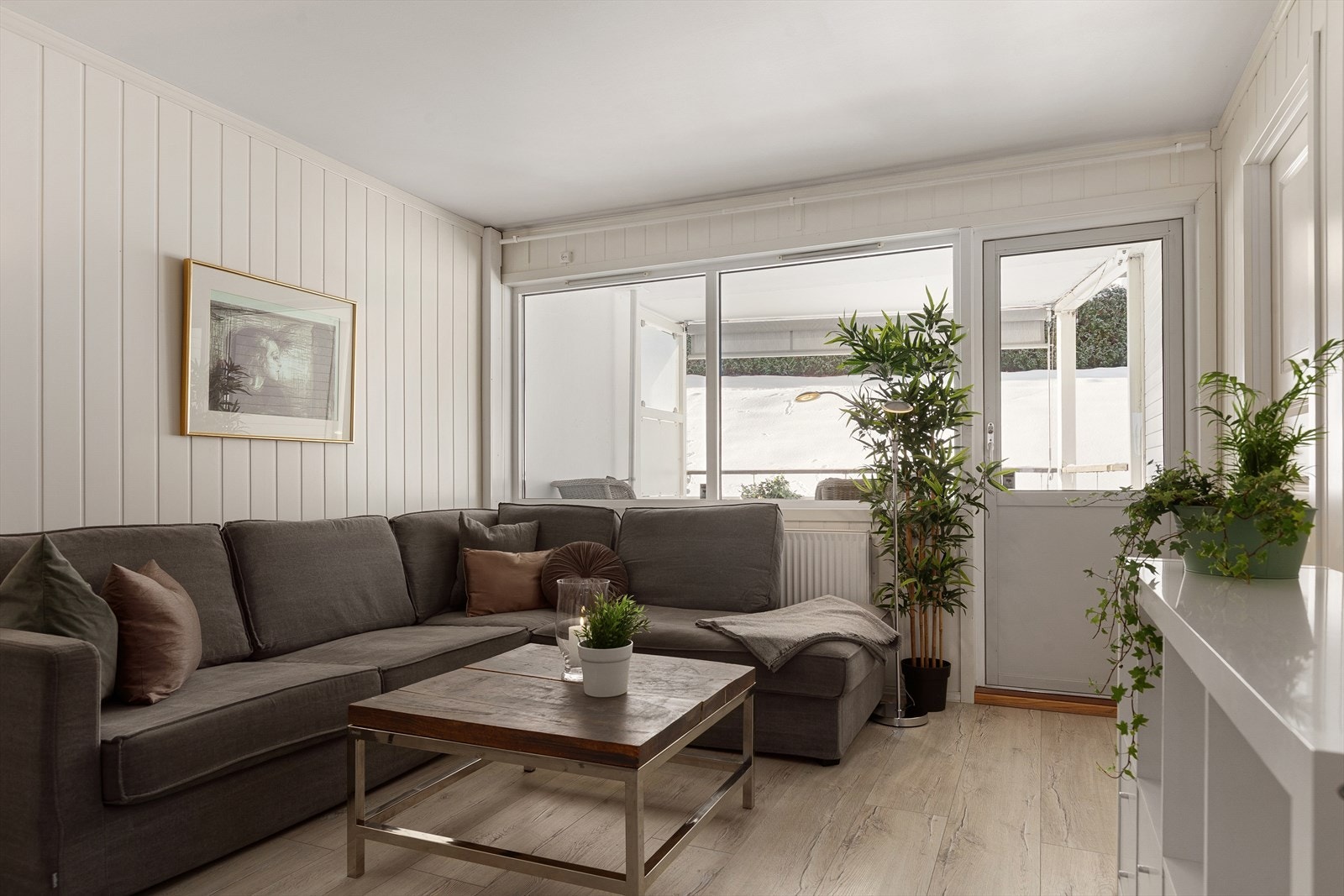 Stuen har god plass for sofa og tilhørende TV-møblement Galleribilde