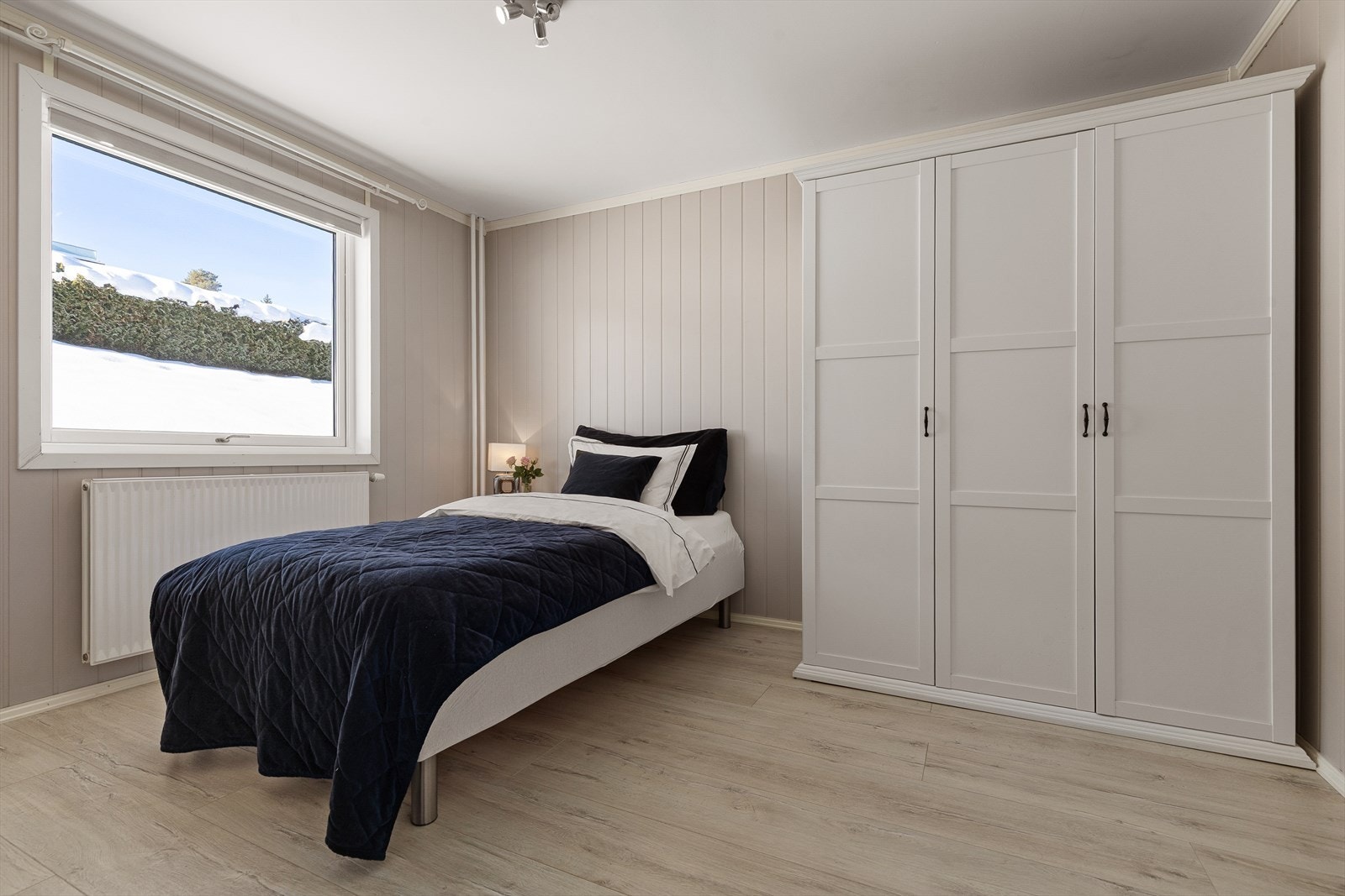 Soverom 2 med romslig garderobeskap Galleribilde