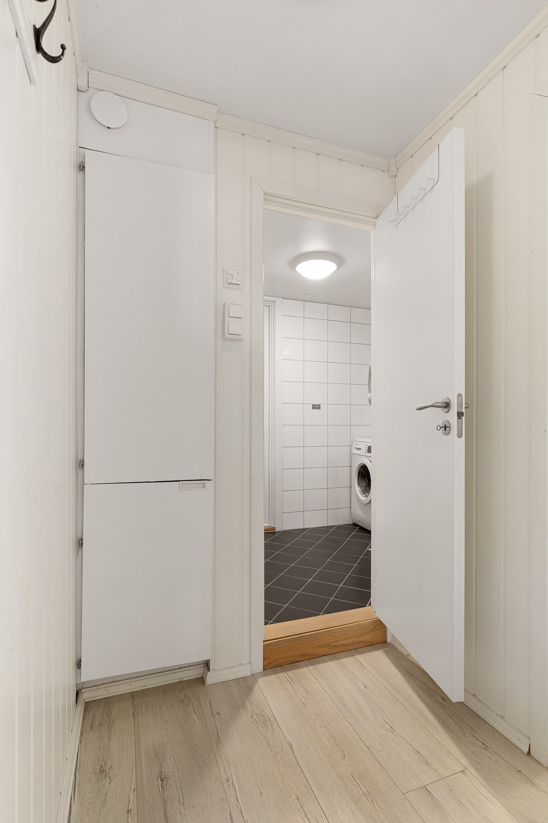 Badet har adkomst fra både gang og hovedsoverom Galleribilde