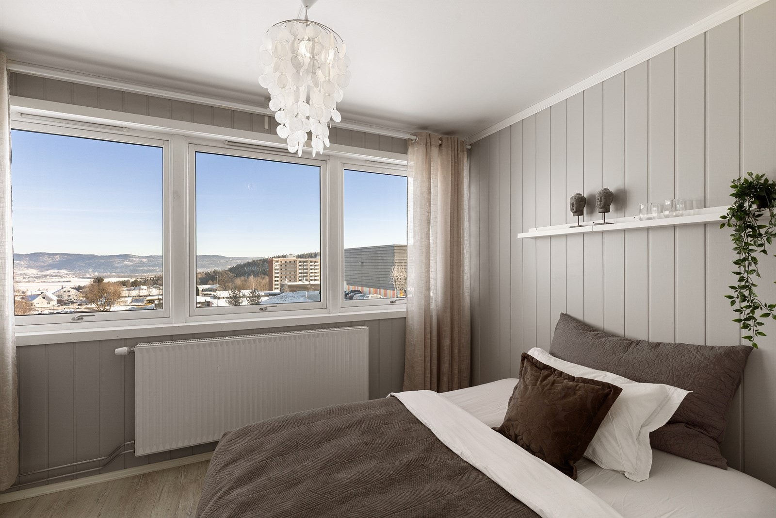 Dette soverommet har nydelig utsikt mot fjorden Galleribilde