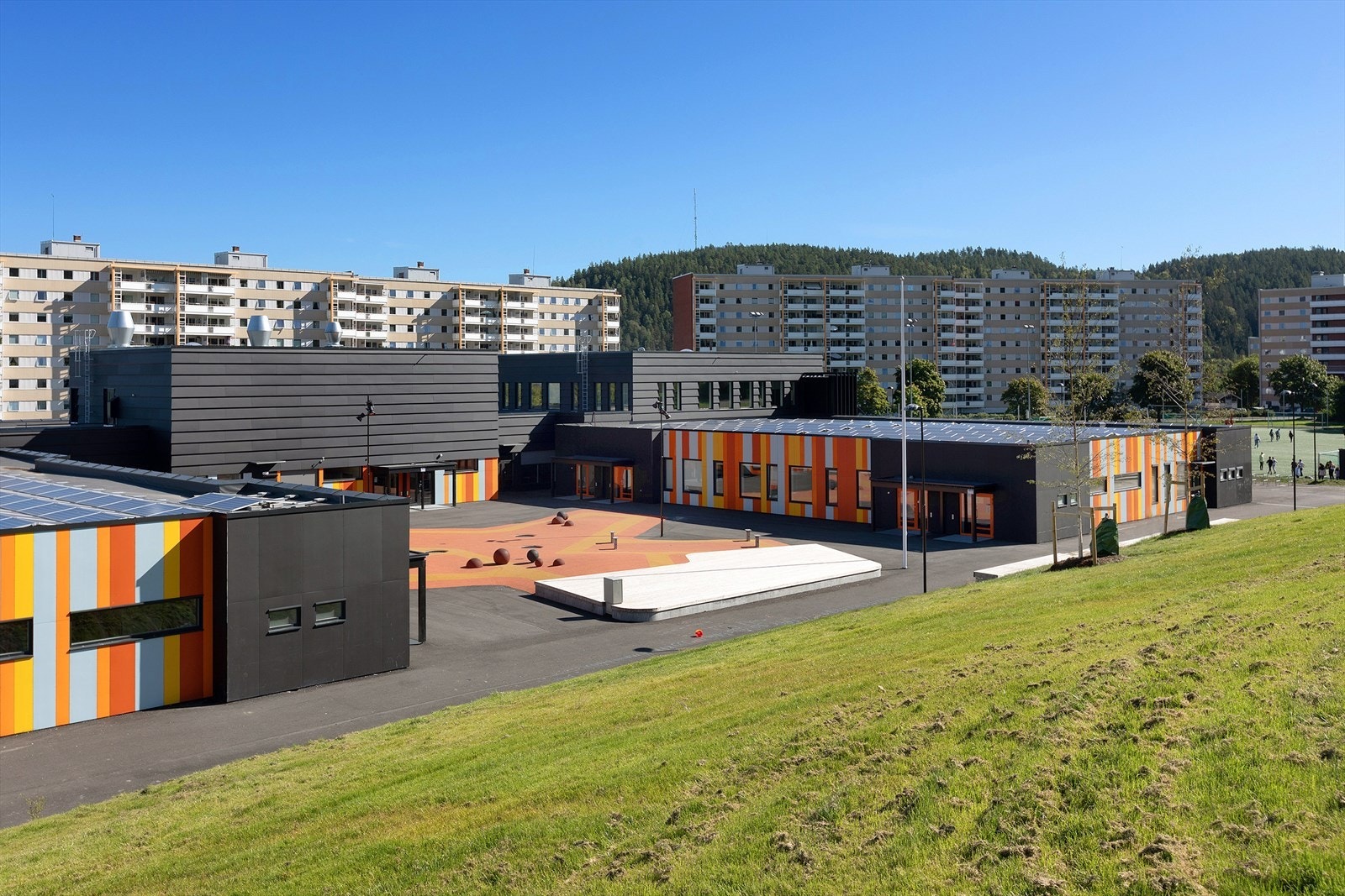 Gangavstand til Fjell barneskole, nyoppført i 2020. Barneskolen er flerkulturell og moderne, oppført med matchende hall for innendørsaktivitet samt uteområde for utendørsaktivitet Galleribilde