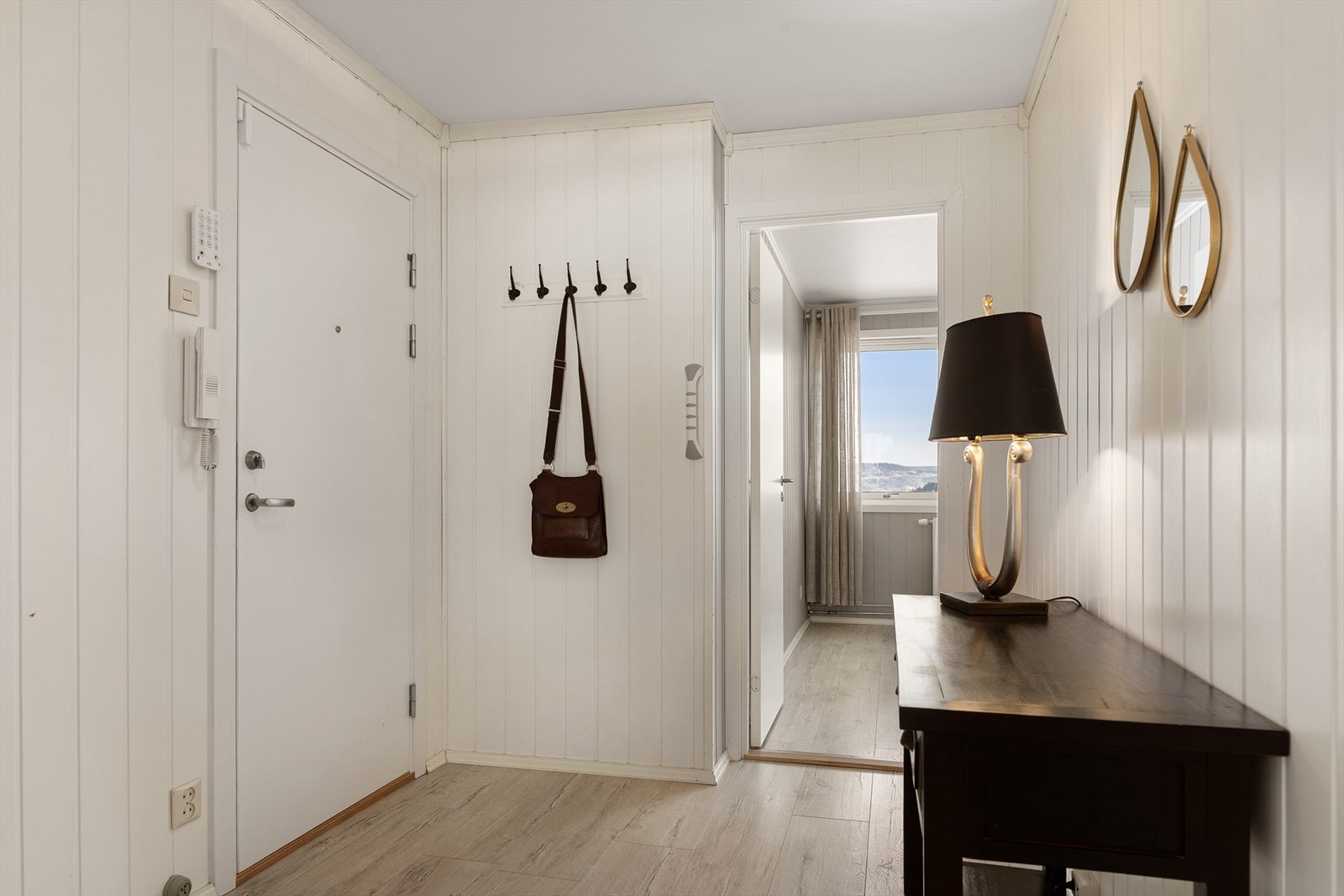 Velkommen hjem! Hall med dørcalling og plass for å henge fra seg Galleribilde