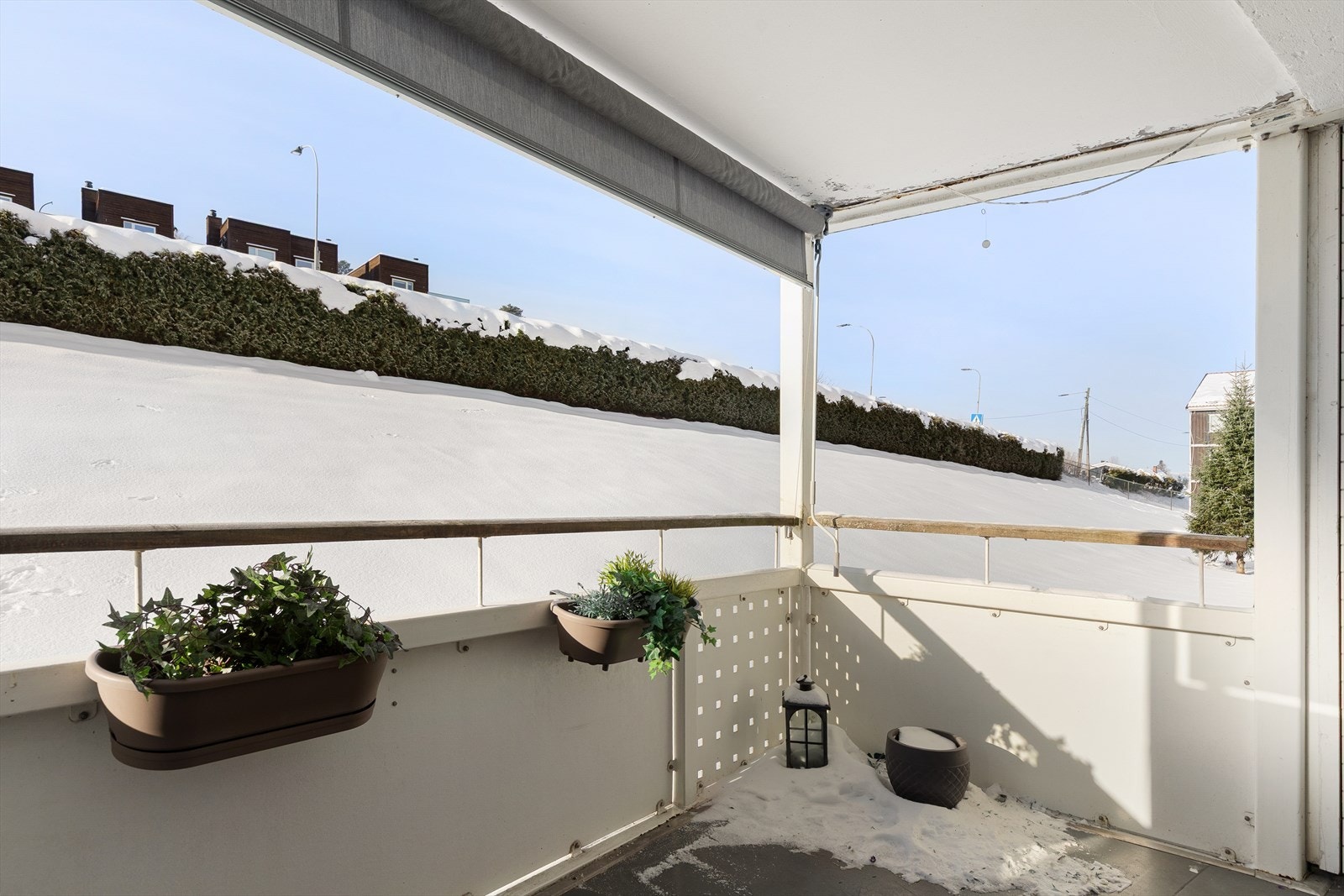 Fra stuen er det utgang til en romslig og fin veranda - takoverbygget og solrik Galleribilde